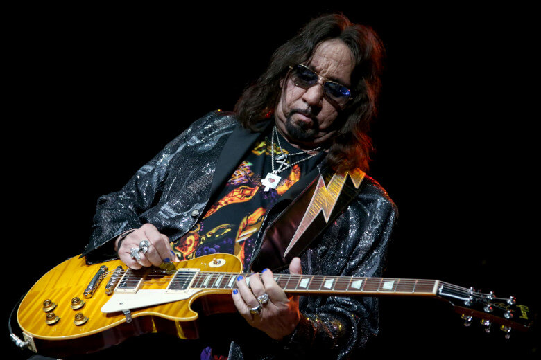 Ace Frehley mit seiner Gibson Les Paul Standard