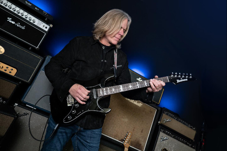 Andy Timmons mit seiner Ibanez ATZ300-BK