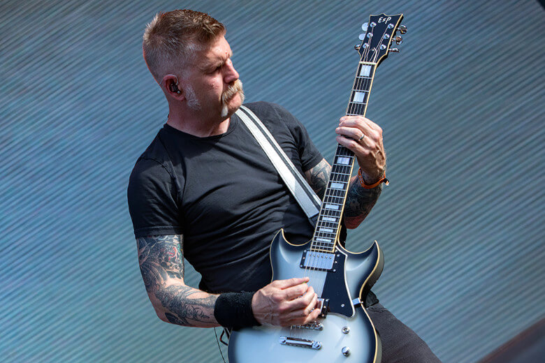 Bill Kelliher mit seiner ESP LTD Royal Shiva Silver SB