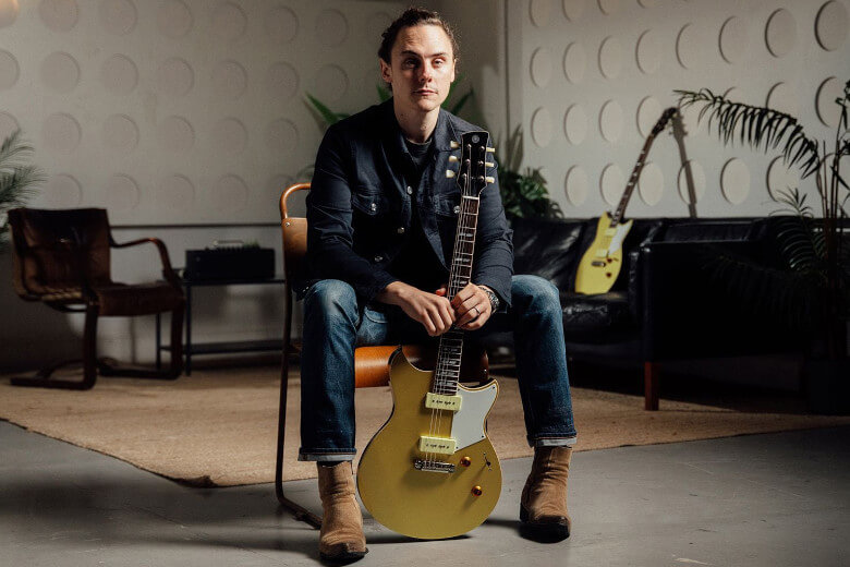 Chris Buck mit seiner Yamaha RS02CB Honey Gold