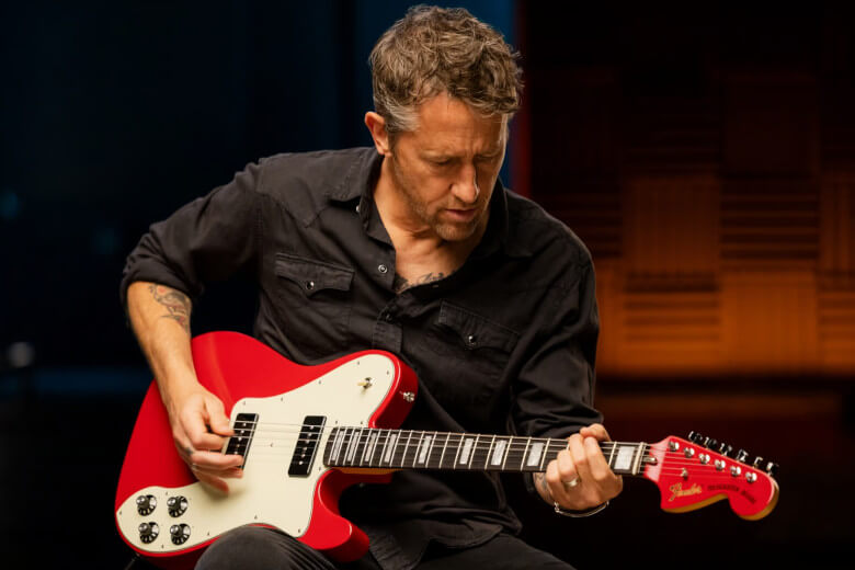 Chris Shiflett mit seiner Fender Tele Dlx DKR