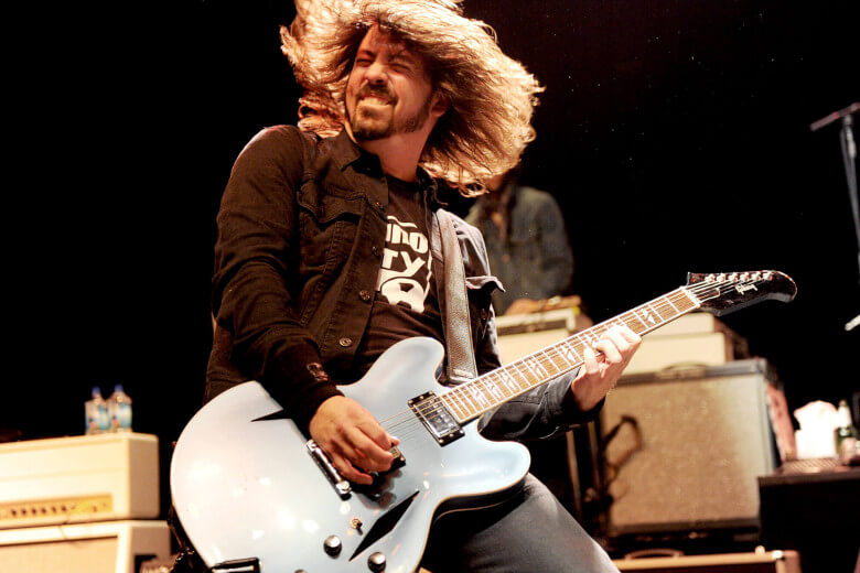 Dave Grohl mit seiner Epiphone DG-335 Pelham Blue