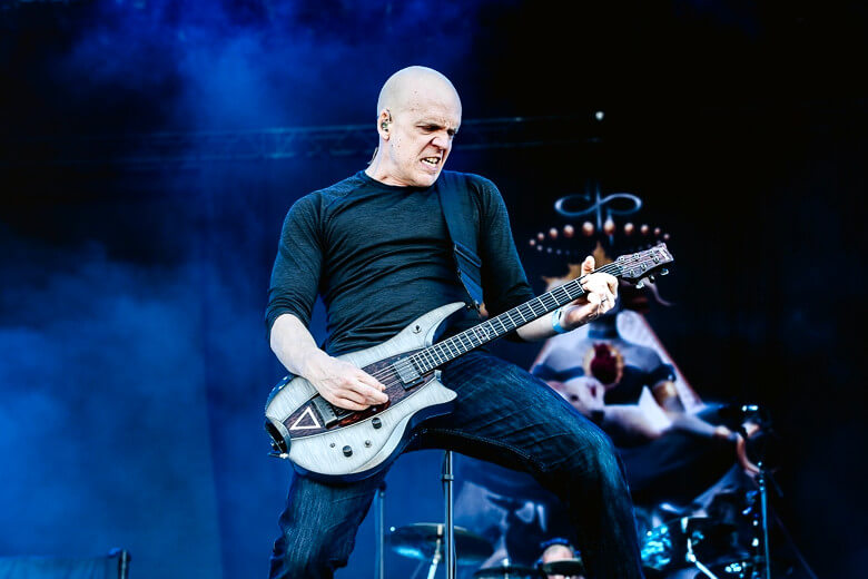 Devin Townsend mit seiner Framus Stormbender