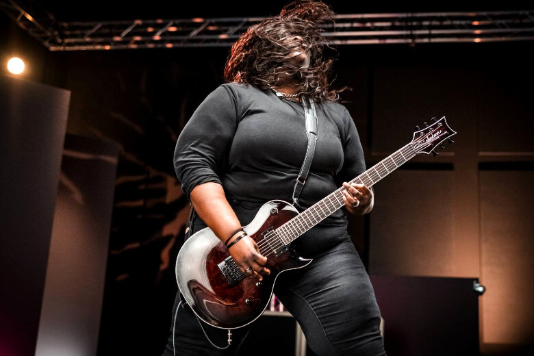 Diamond Rowe mit ihrer Jackson Pro Series DR24MG