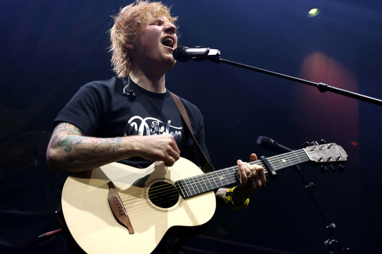 Ed Sheeran mit seiner Sheeran by Lowden Stadium Edition