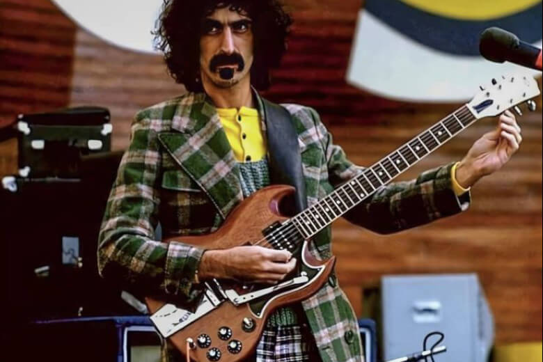 Frank Zappa mit seiner Gibson SG Standard Maestro