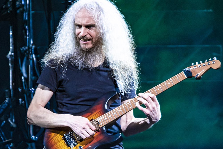 Guthrie Govan mit seiner Charvel MJ SD24 CM 3TS