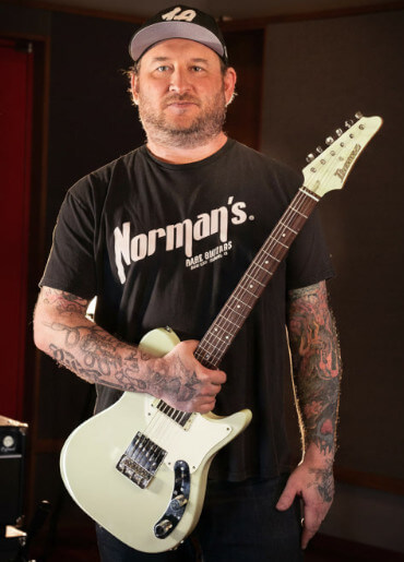 Josh Smith mit seiner Ibanez FLATV2