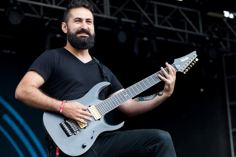 Jake Bowen mit seiner Ibanez JBM27