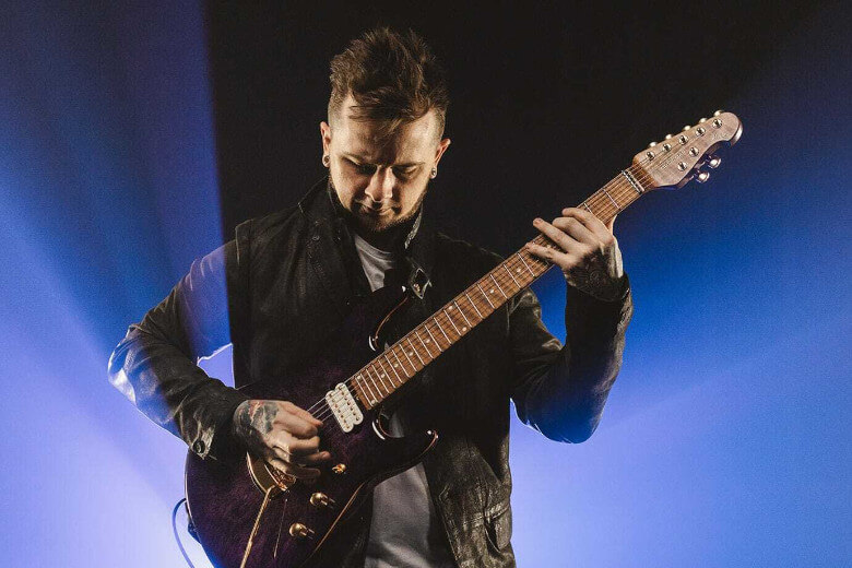 Jason Richardson mit seiner Music Man Cutlass MP 7