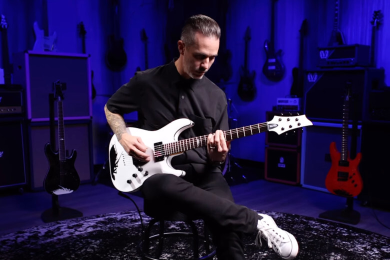 Jerry Horton mit seiner Schecter C-1 25th