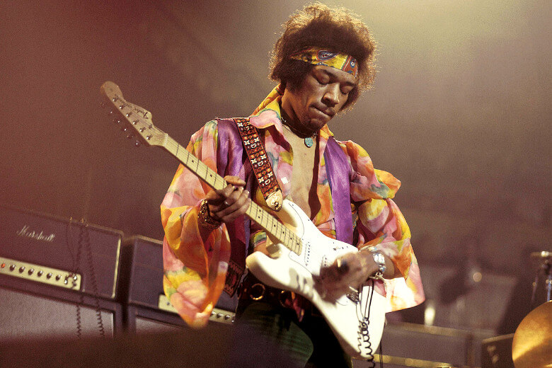 Jimi Hendrix mit seiner Fender Stratocaster
