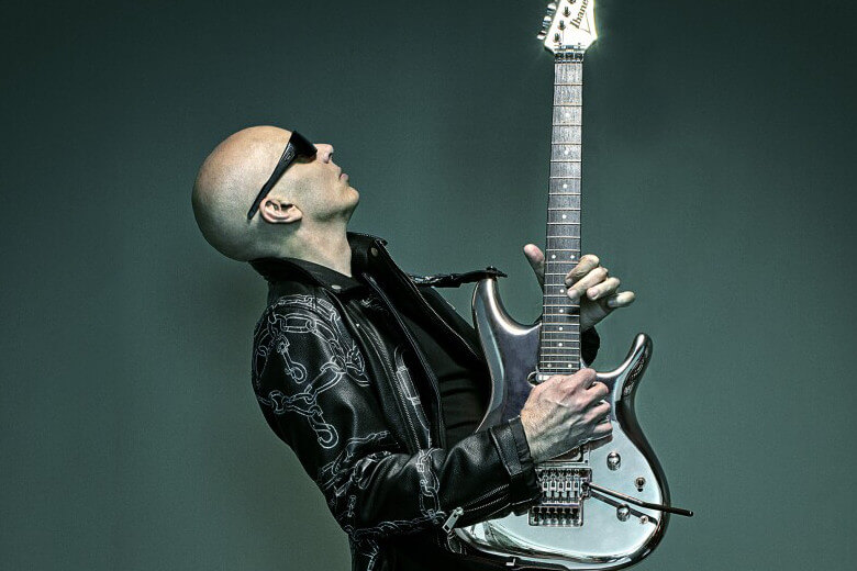 Joe Satriani mit seiner Ibanez JS3CR