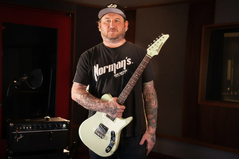 Josh Smith mit seiner Ibanez FLATV2