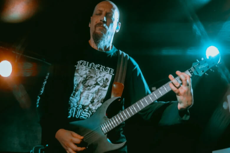 Keith Merrow mit seiner Schecter KM-6 MK-III EX
