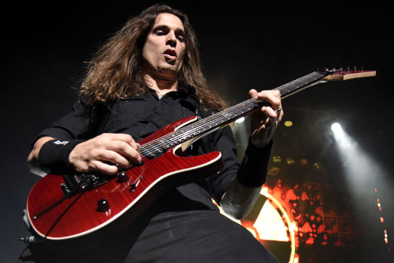 Kiko Loureiro mit seiner Ibanez KIKO100-TRR