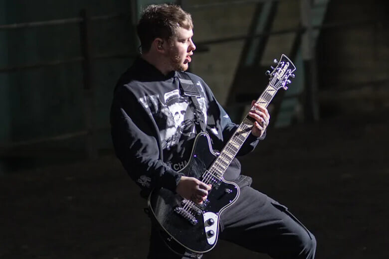 Lee Malia mit seiner Jackson Pro Sig LM-1987 BK