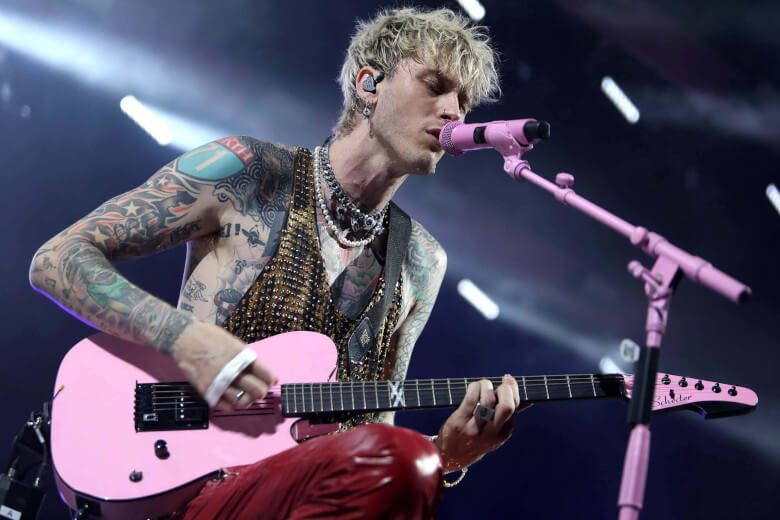 Machine Gun Kelly mit seiner Schecter Signature PT
