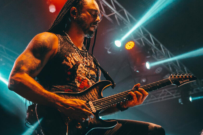 Marcelo Barbosa mit seiner Ibanez AZ47P1QM-BIB