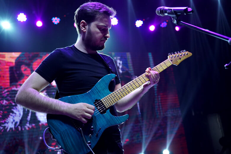 Martin Miller mit seiner Ibanez MM1-TAB