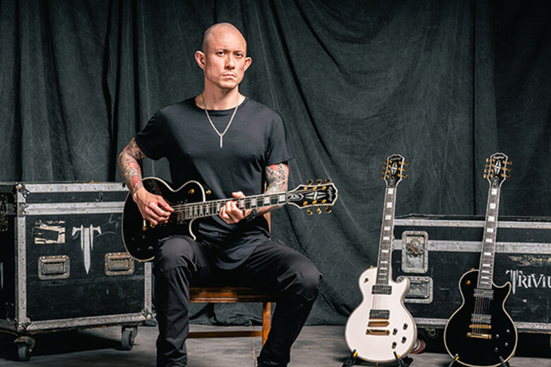 Matt Heafy mit seiner Epiphone LP Custom Origins