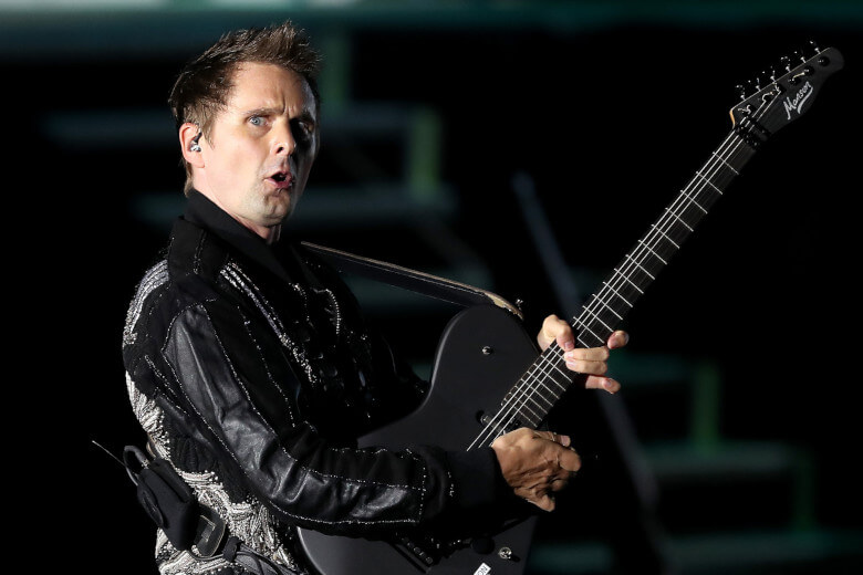 Matthew Bellamy mit seiner Cort MBM-2H Manson Meta SUS SB