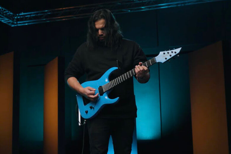 Misha Mansoor mit seiner Jackson Pro MM Jugg ET6 RBL ET