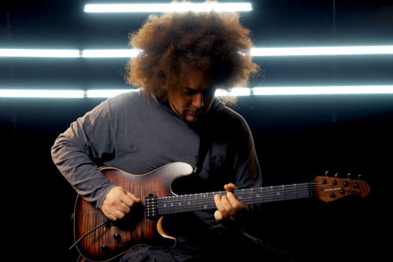 Rabea Massaad mit seiner Music Man Signature Sabre Vileblood