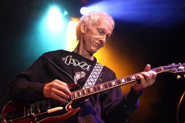 Robby Krieger mit seiner Gibson SG Standard ´64 Maestro