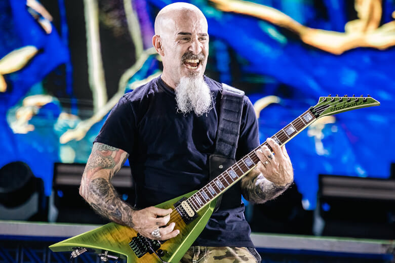 Scott Ian mit seiner Jackson X Series Scott Ian King V