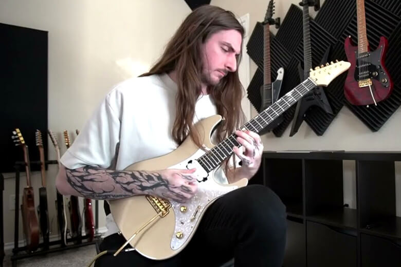 Scott LePage mit seiner Ibanez KRYS10