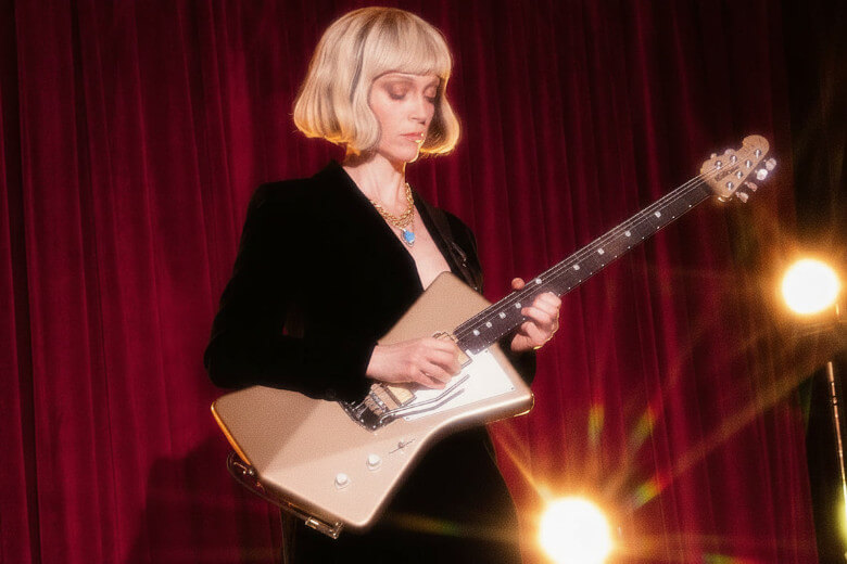 St. Vincent mit ihrer Music Man Goldie Cashmere