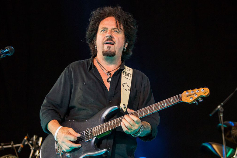 Steve Lukather mit seiner Sterling by Music Man Luke 100 Signature