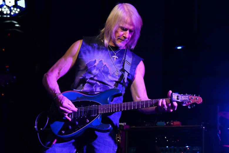 Steve Morse mit seiner Music Man Standard Blue Burst