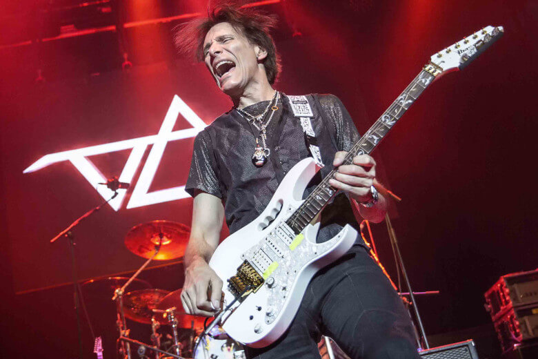 Steve Vai mit seiner Ibanez JEM7VP-WH