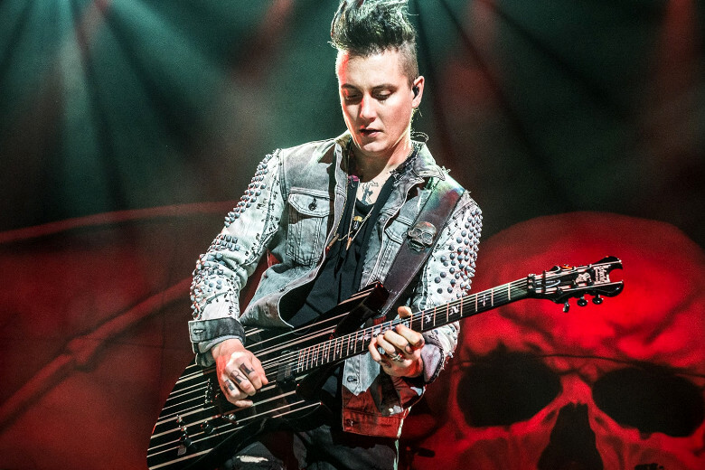 Synyster Gates mit seiner Schecter Synyster Gates Standard Gloss