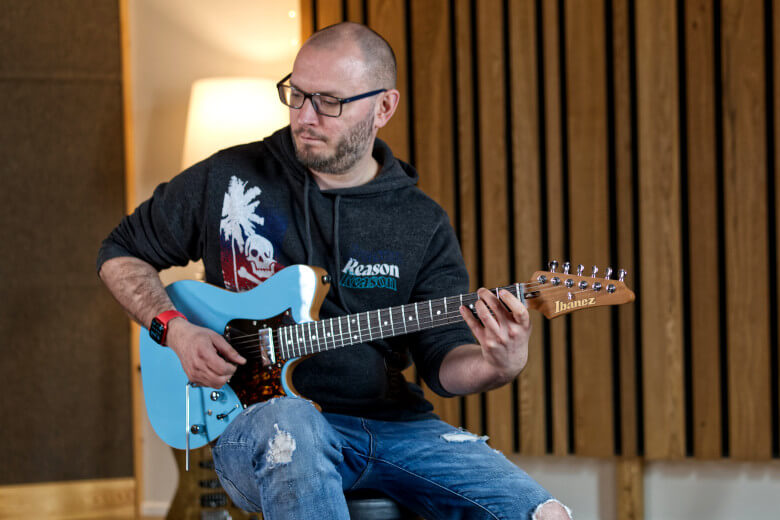 Tom Quayle mit seiner Ibanez TQMS1-CTB