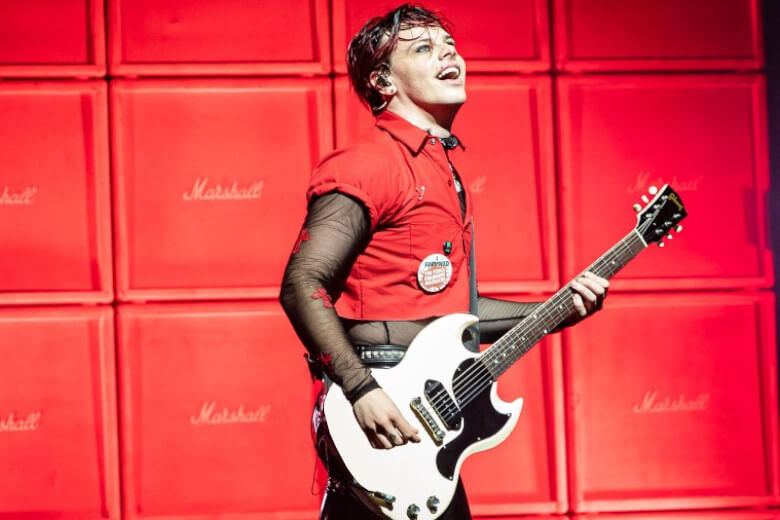 YUNGBLUD mit seiner Epiphone SG Junior